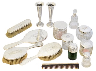 Lot 106 - A selection of silver
