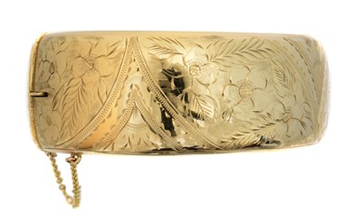 Lot 49 - A 9ct gold hinged bangle