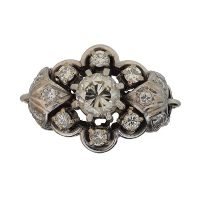 Lot 111 - A diamond dress ring