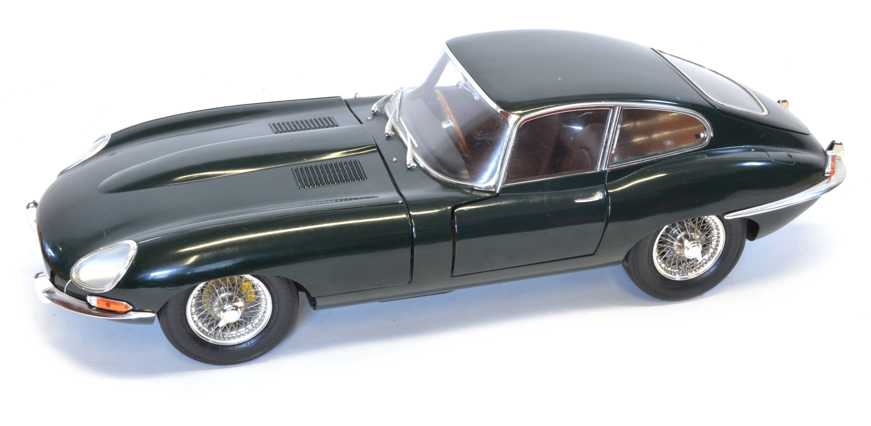 Lot 43 - DeAgostini 1:8 scale Jaguar E-Type Coupe