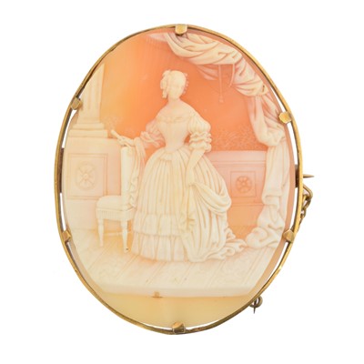 Lot 11 - A shell cameo brooch