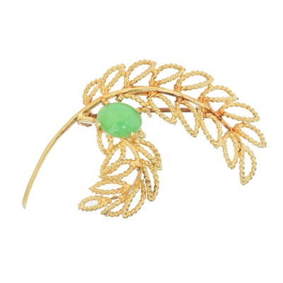 Lot 24 - A jade brooch