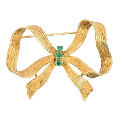 Lot 33 - An emerald brooch
