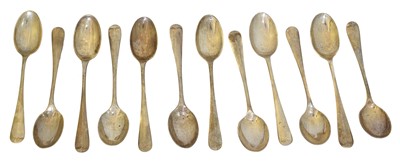 Lot 121 - Twelve rat tail pattern silver teaspoons