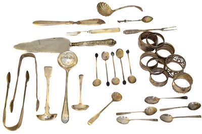 Lot 122 - A selection of silver