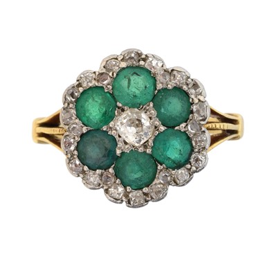 Lot 140 - An emerald and diamond cluster ring