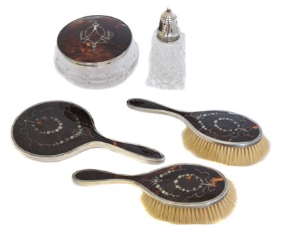 Lot 132 - A selection of silver