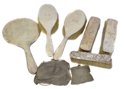 Lot 146 - A selection of dressing table items