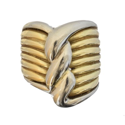 Lot 194 - A dress ring