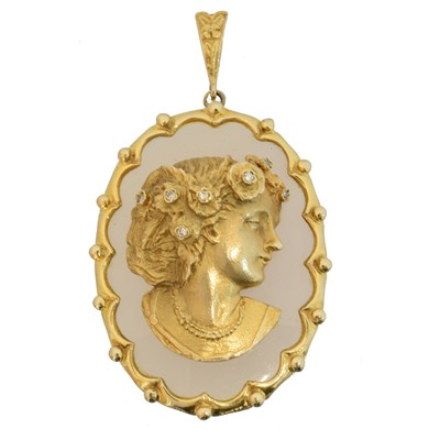 Lot 106 - A 9ct gold agate and diamond pendant
