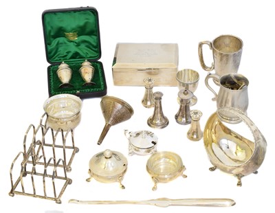 Lot 107 - A selection of silver