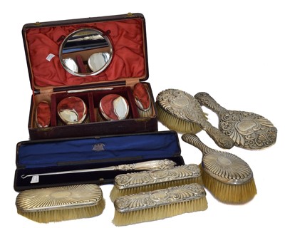 Lot 93 - A selection of silver