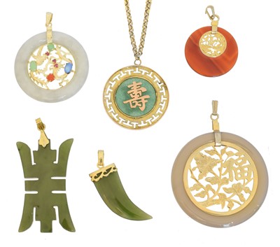 Lot 125 - A selection of hardstone jewellery