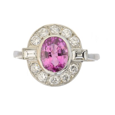 Lot 175 - A sapphire and diamond cluster ring