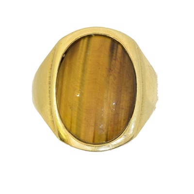 Lot 92 - A tiger's eye signet ring