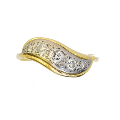 Lot 72 - A diamond five stone ring