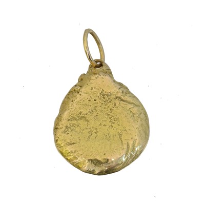 Lot 52 - A nugget pendant