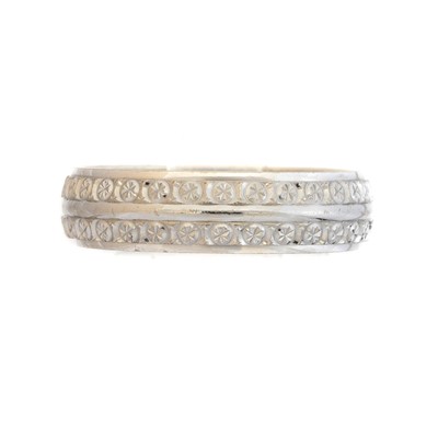 Lot 61 - An 18ct gold band ring