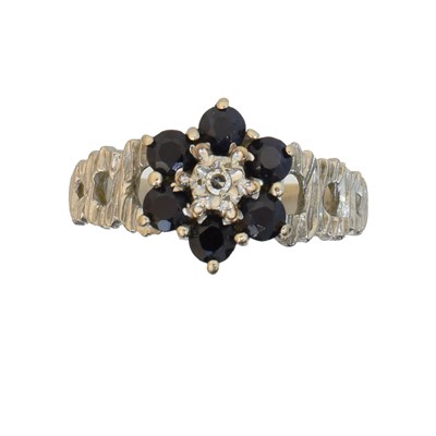 Lot 161 - A sapphire and diamond cluster ring