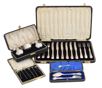 Lot 106 - A selection of silver