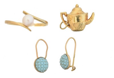 Lot 108 - A selection of 9ct gold jewellery