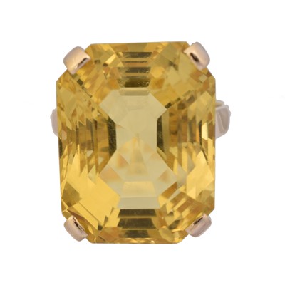 Lot 107 - A citrine single stone ring