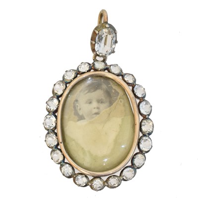 Lot 39 - A gem-set portait locket