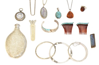 Lot 113 - A selection of items