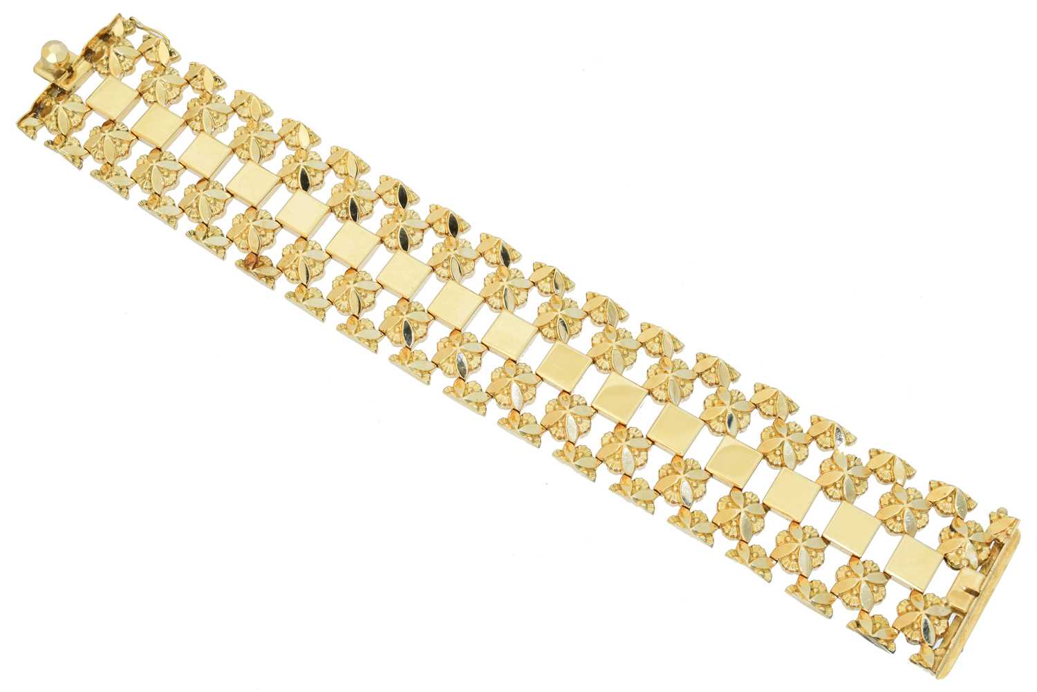 Lot 28 - A cuff bracelet