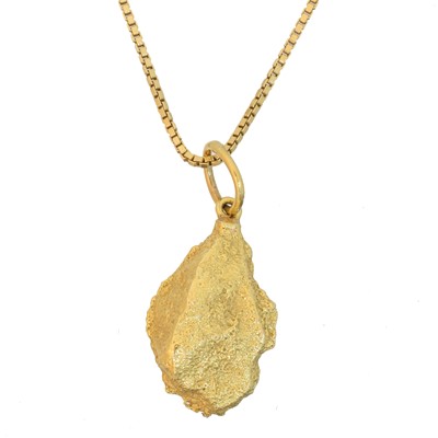 Lot 55 - A nugget pendant