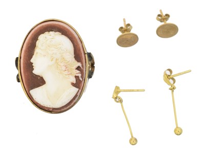 Lot 34 - A cameo ring