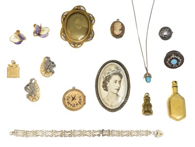 Lot 114 - A selection of costume and silver jewellery