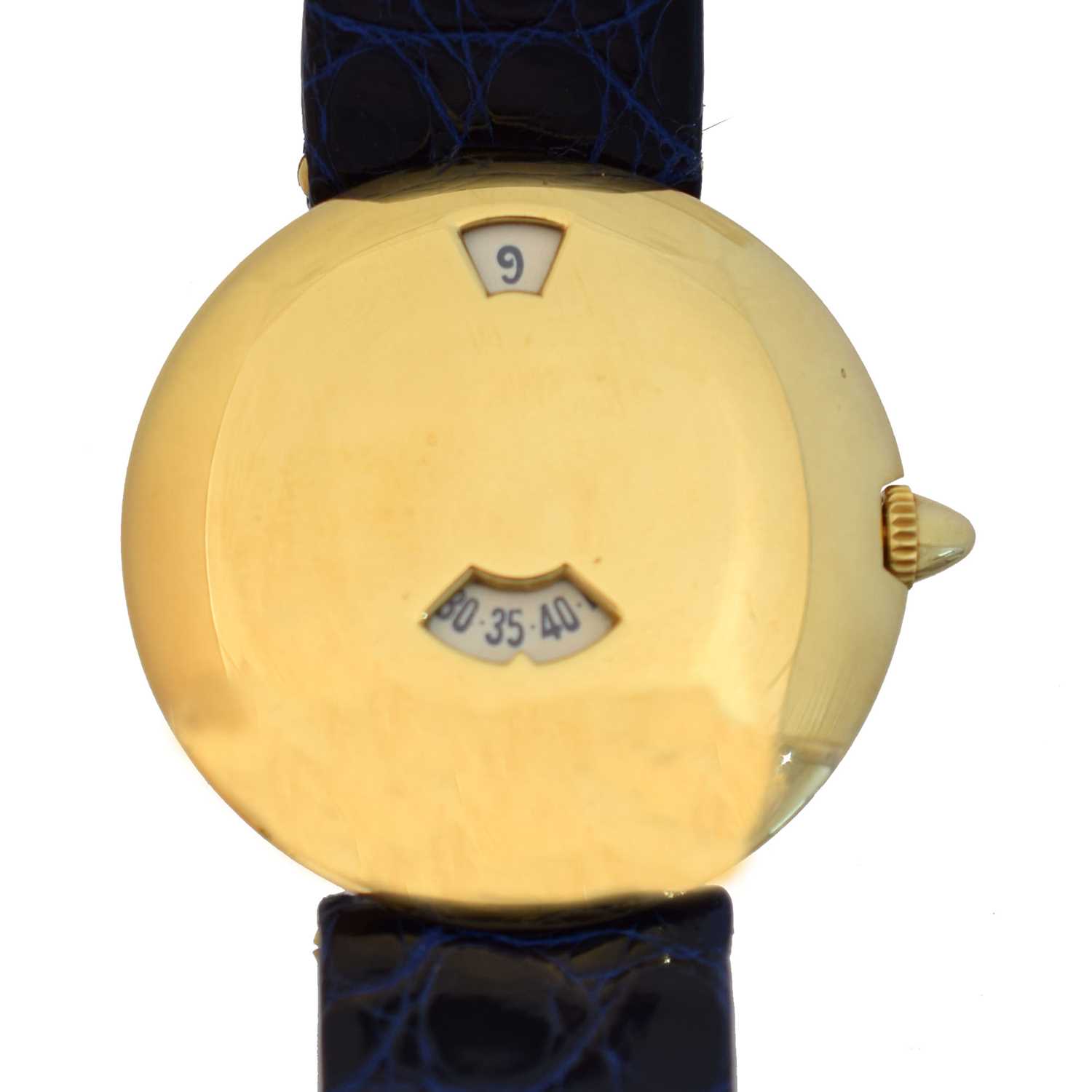 Lot 194 - An 18ct gold Chaumet 'Jump Hour' quartz wristwatch