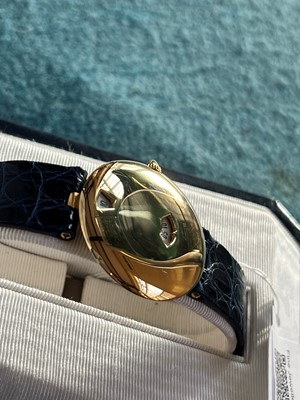Lot 194 - An 18ct gold Chaumet 'Jump Hour' quartz wristwatch