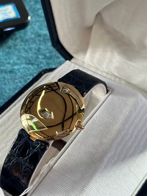 Lot 194 - An 18ct gold Chaumet 'Jump Hour' quartz wristwatch