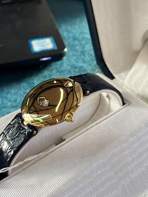 Lot 194 - An 18ct gold Chaumet 'Jump Hour' quartz wristwatch