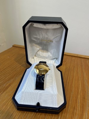 Lot 194 - An 18ct gold Chaumet 'Jump Hour' quartz wristwatch