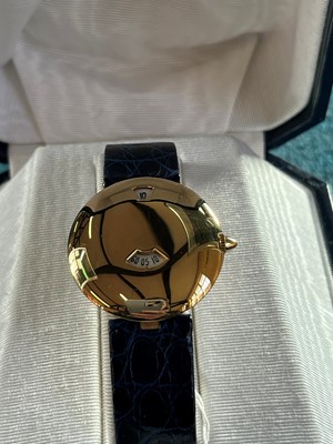 Lot 194 - An 18ct gold Chaumet 'Jump Hour' quartz wristwatch