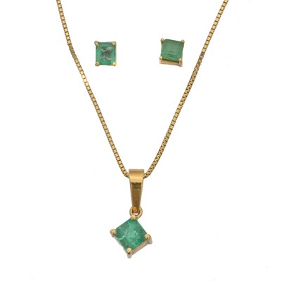 Lot 50 - A suite of emerald jewellery.