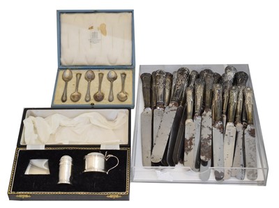 Lot 94 - A selection of silver