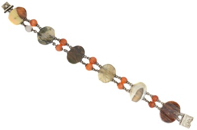 Lot 29 - A Victorian Scottish agate bracelet