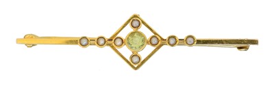 Lot 4 - An early 20th century peridot brooch