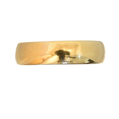 Lot 59 - A 22ct gold band ring
