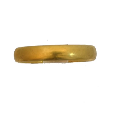 Lot 51 - A 22ct gold band ring