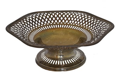 Lot 146 - An Edward VII silver pierced dish