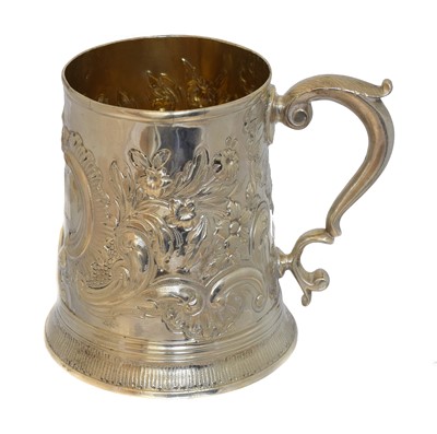 Lot 124 - A George III silver mug