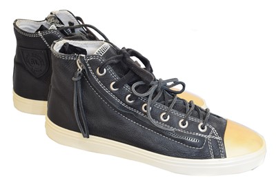 Lot 61 - A pair of Saint Laurent 'Mid Top' trainers