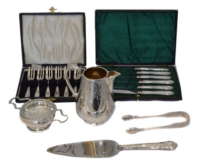 Lot 152 - A selection of silver