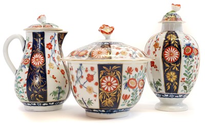 Lot 57 - Worcester Queens pattern lidded jug