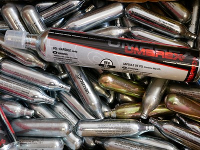 Lot 525 - CO2 air gun capsules, to include 18 x 99g and...